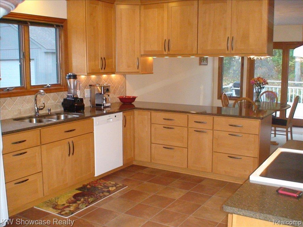 1133 Pine Ridge Road Milford, MI 48380 - Photo 16 of 18 Kitchen w/appliances