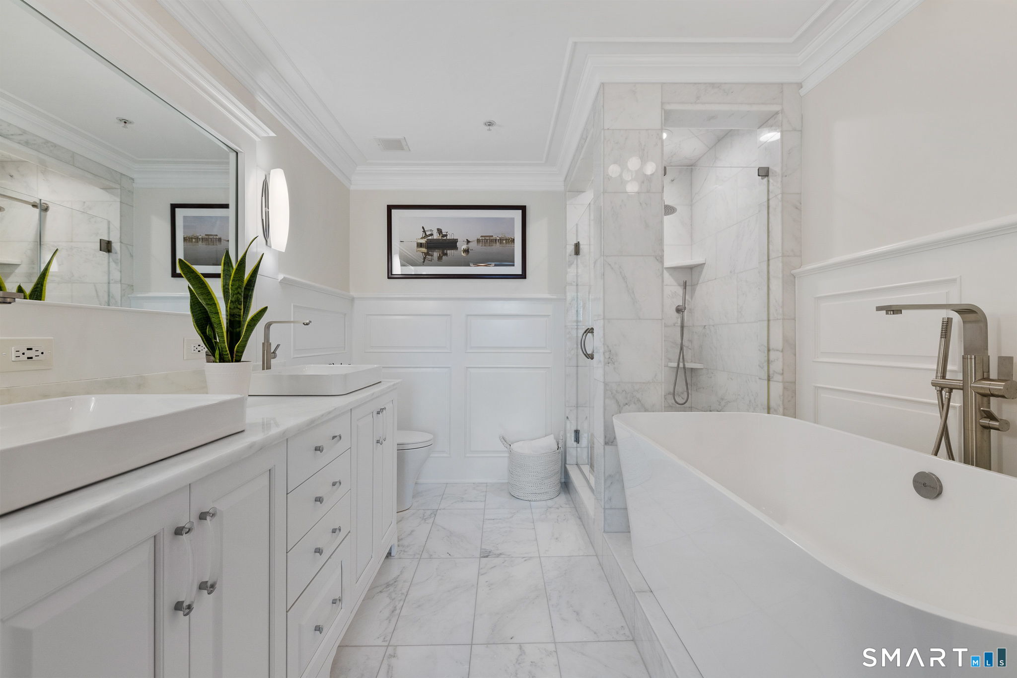 85 Memorial Road, Unit 205 West Hartford, CT 06107 - Photo 20 of 40 a bathroom with a tub a sink and mirror