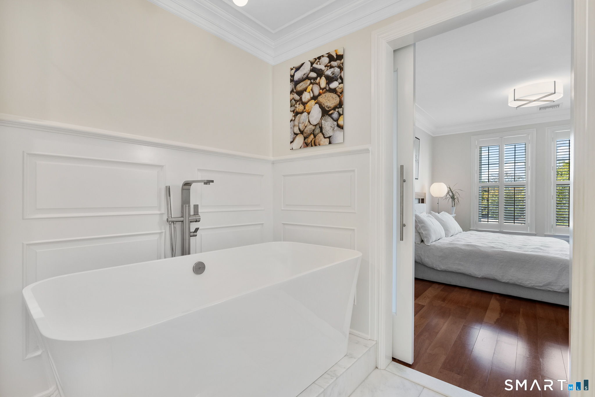 85 Memorial Road, Unit 205 West Hartford, CT 06107 - Photo 23 of 40 a bathroom with a tub sink and mirror