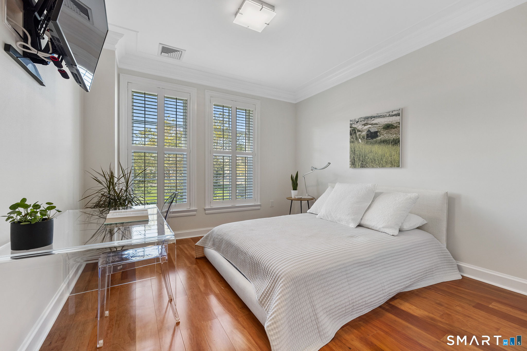 85 Memorial Road, Unit 205 West Hartford, CT 06107 - Photo 25 of 40 a bedroom with a large bed and a potted plant