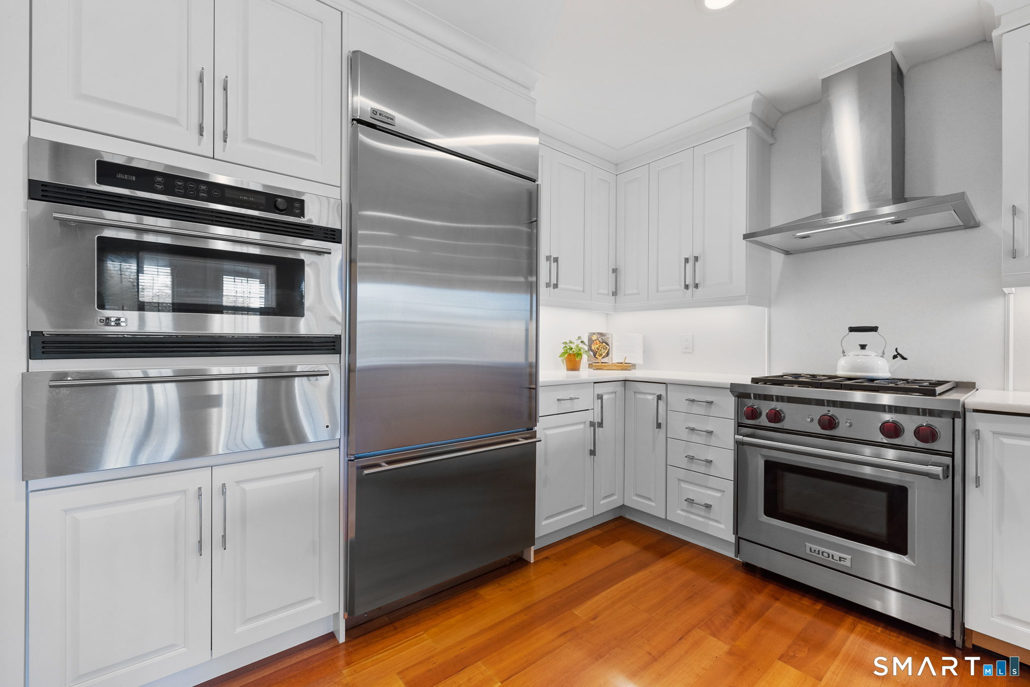 85 Memorial Road, Unit 205 West Hartford, CT 06107 - Photo 5 of 40 a kitchen with appliances and cabinets