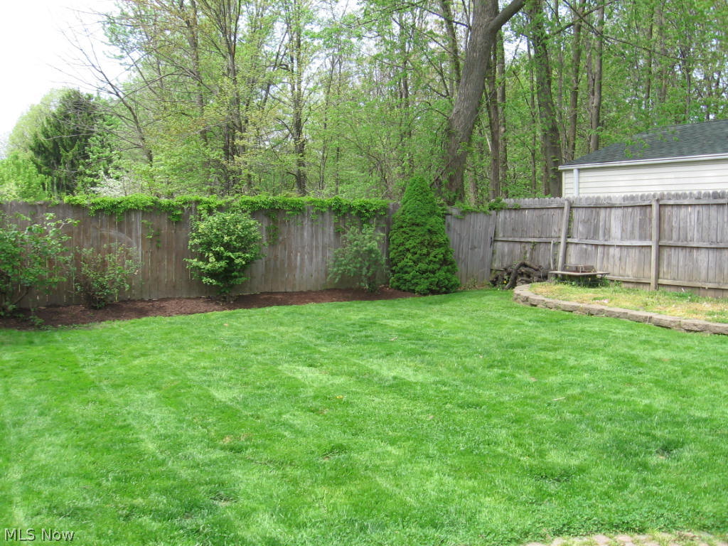 1724 Edgefield Road Lyndhurst, OH 44124 - Photo 3 of 15 Well manicured yard