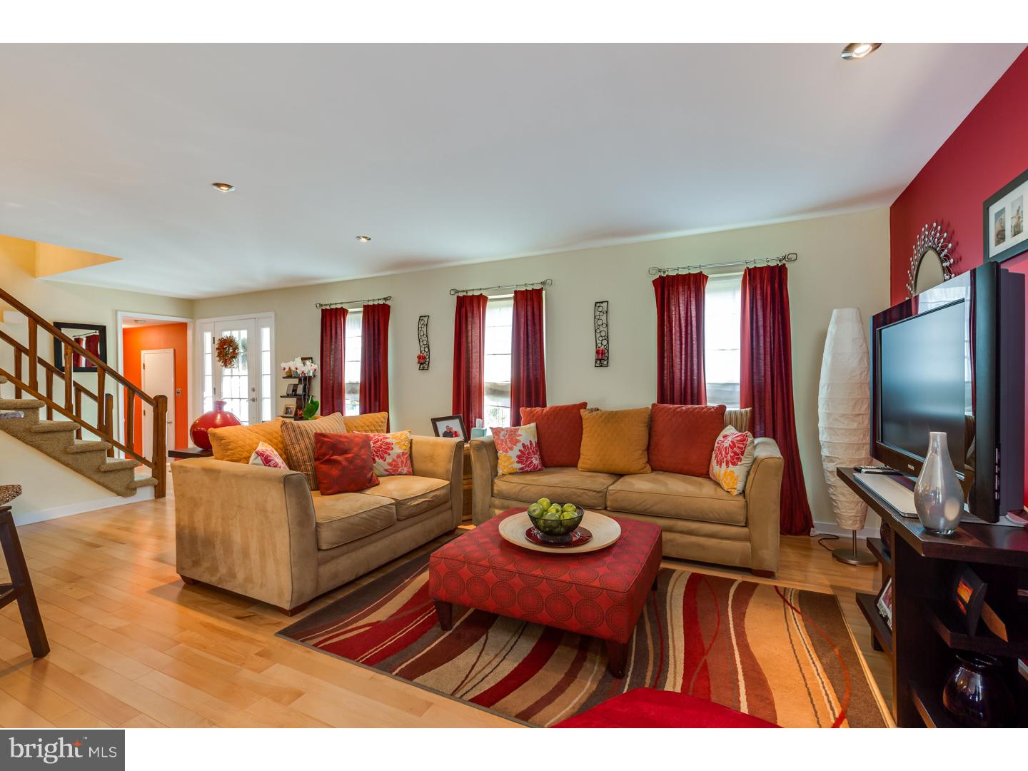 102 Heath Road Medford, NJ 08055 - Photo 6 of 24 Living Room