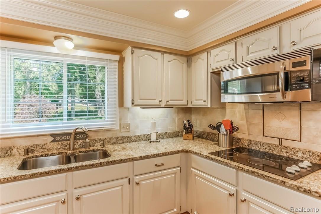 452 Lake Forest Road Rochester, MI 48309 - Photo 22 of 54 023-Kitchen-3078370-medium.jpg