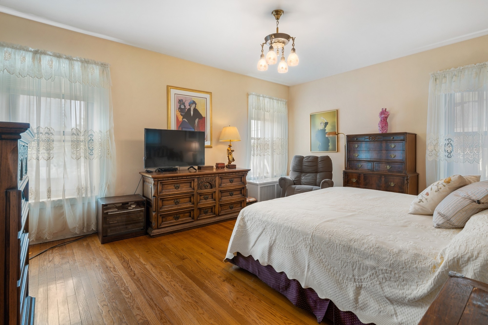731 West Junior Terrace Chicago, IL 60613 - Photo 13 of 30 a bedroom with a bed and wooden floor