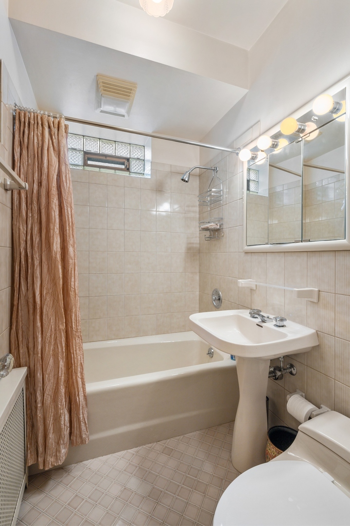 731 West Junior Terrace Chicago, IL 60613 - Photo 18 of 30 a bathroom with a sink mirror toilet and bathtub
