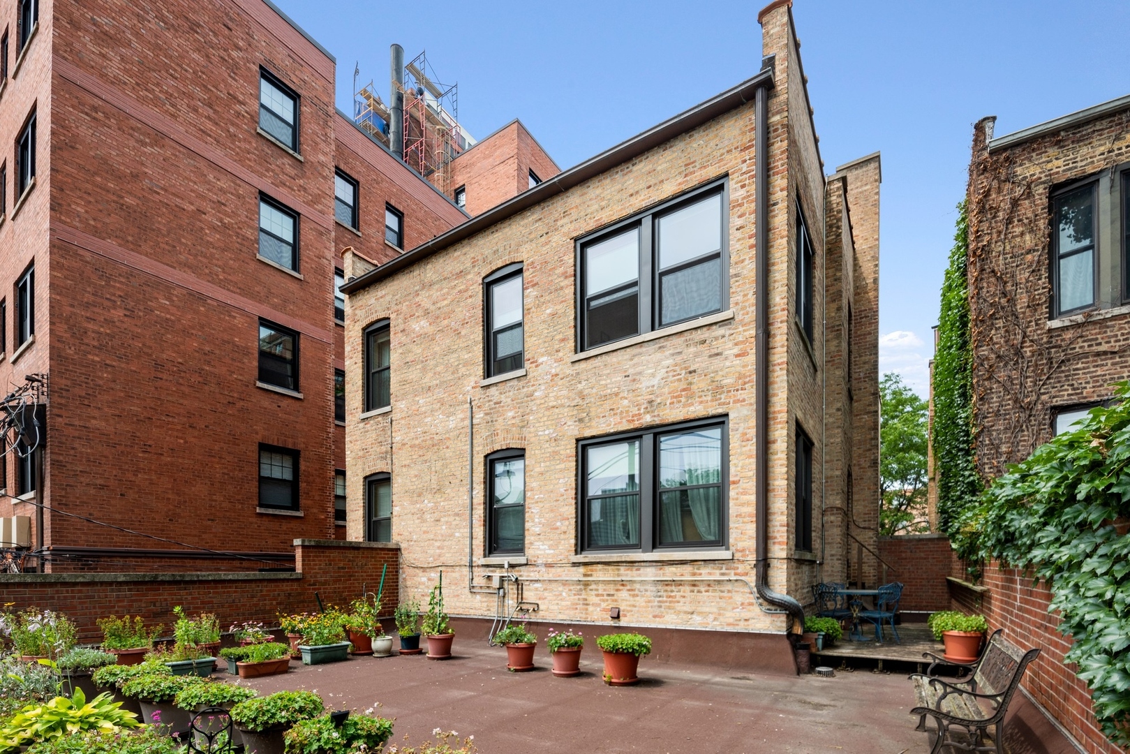 731 West Junior Terrace Chicago, IL 60613 - Photo 21 of 30 a front view of a building