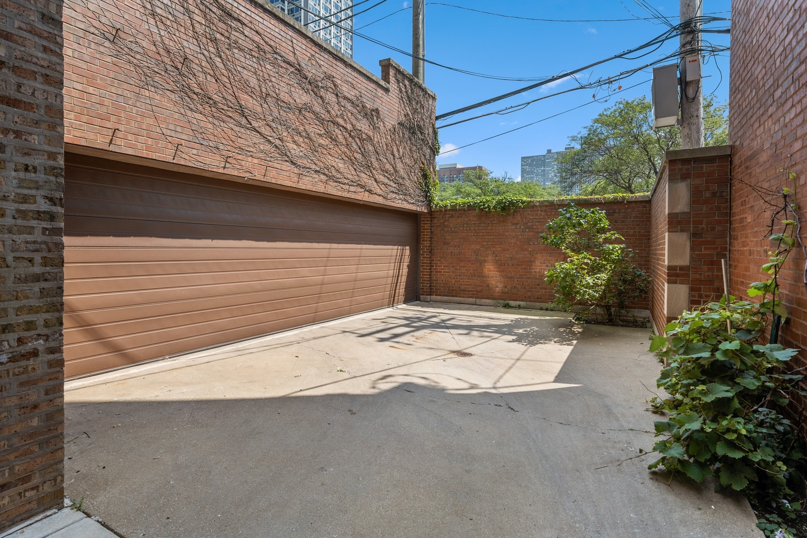 731 West Junior Terrace Chicago, IL 60613 - Photo 23 of 30 a backyard of a house