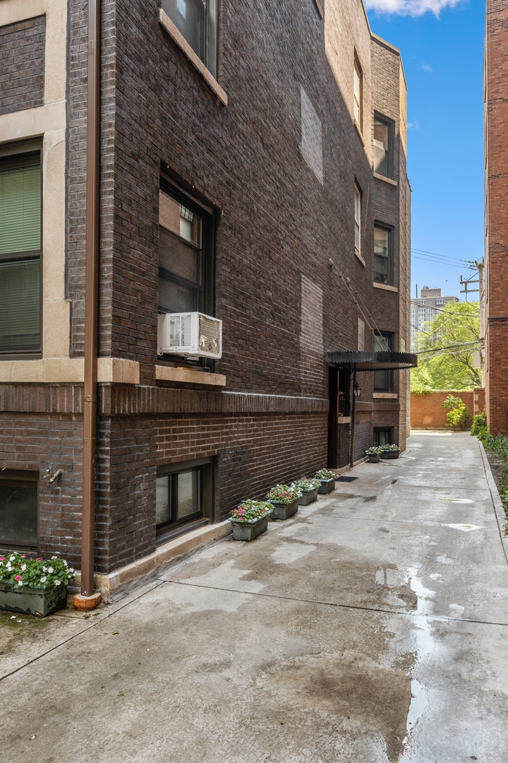 731 West Junior Terrace Chicago, IL 60613 - Photo 3 of 30 a front view of a building with a yard