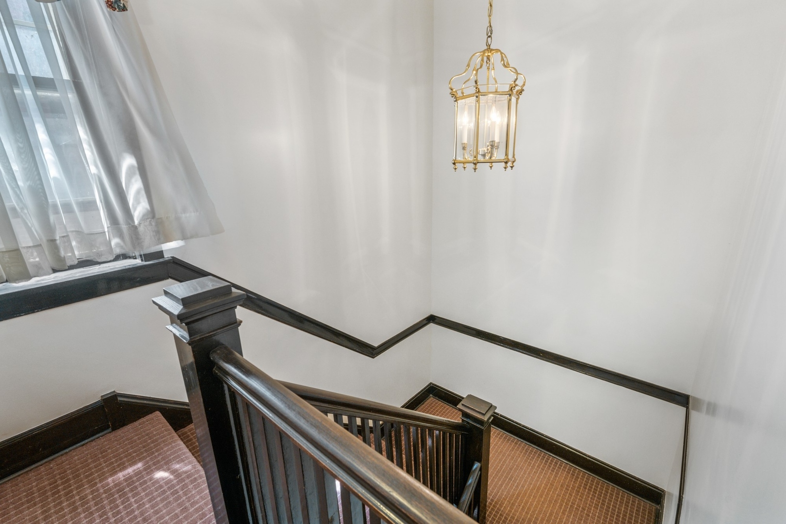 731 West Junior Terrace Chicago, IL 60613 - Photo 5 of 30 a view of entryway with a window