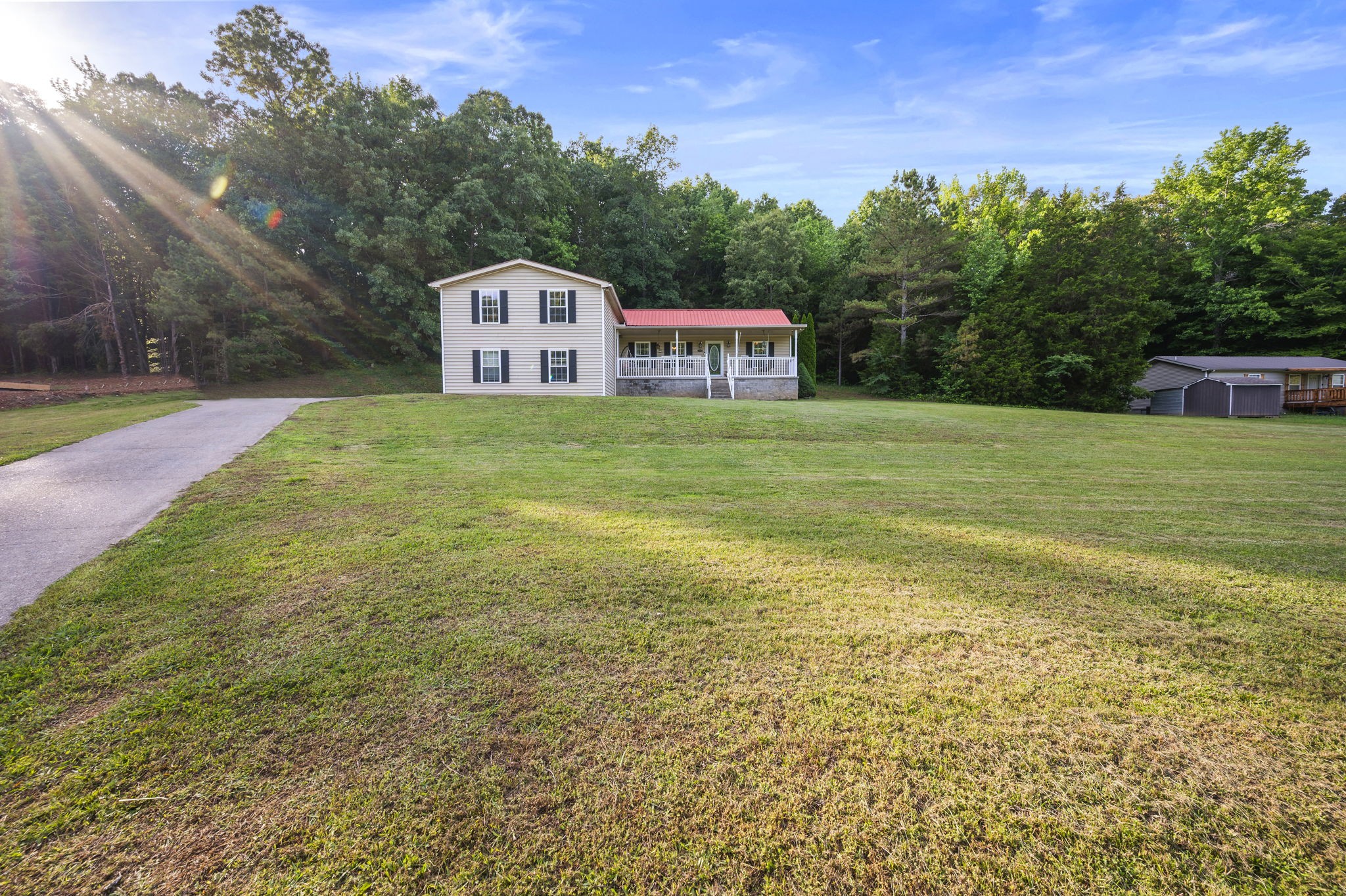 1197 Biter Road Cunningham, TN 37052 - Photo 4 of 38 a balcony with a yard