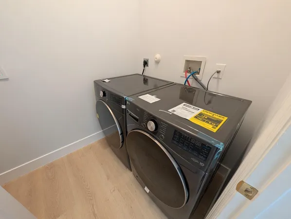 an empty room with closet and a ceiling fan