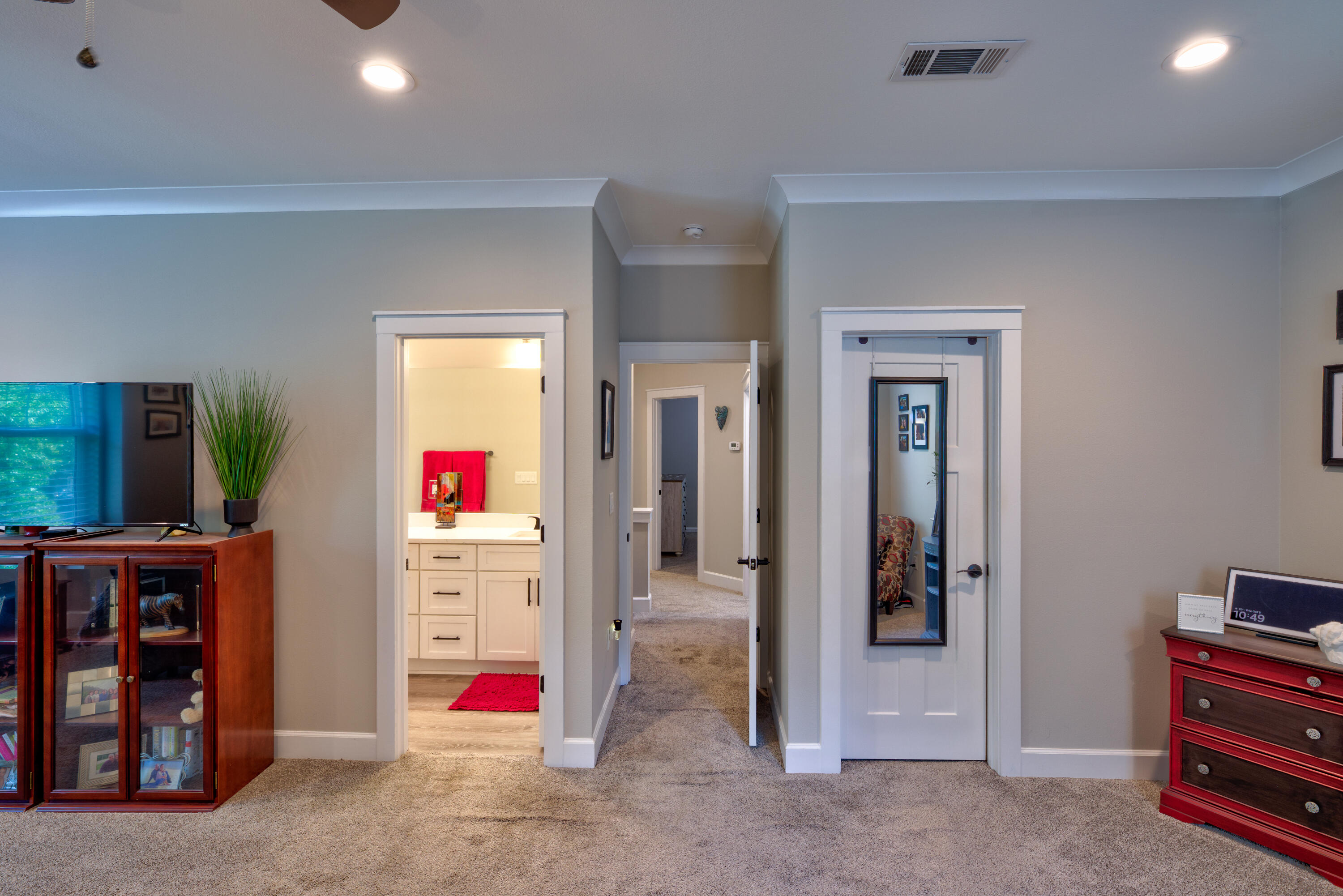 527 Maple Avenue Niceville, FL 32578 - Photo 19 of 42 a living room with furniture