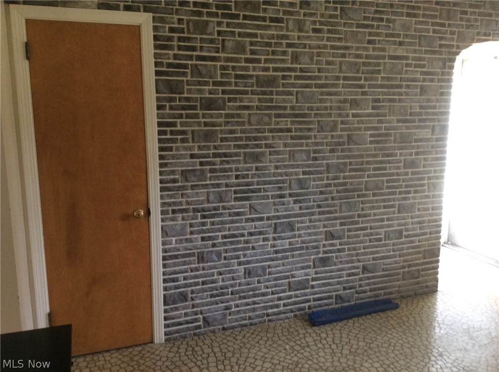 802 Ewing Road Youngstown, OH 44512 - Photo 15 of 23 KITCHEN/EATING AREA/PANTRY
