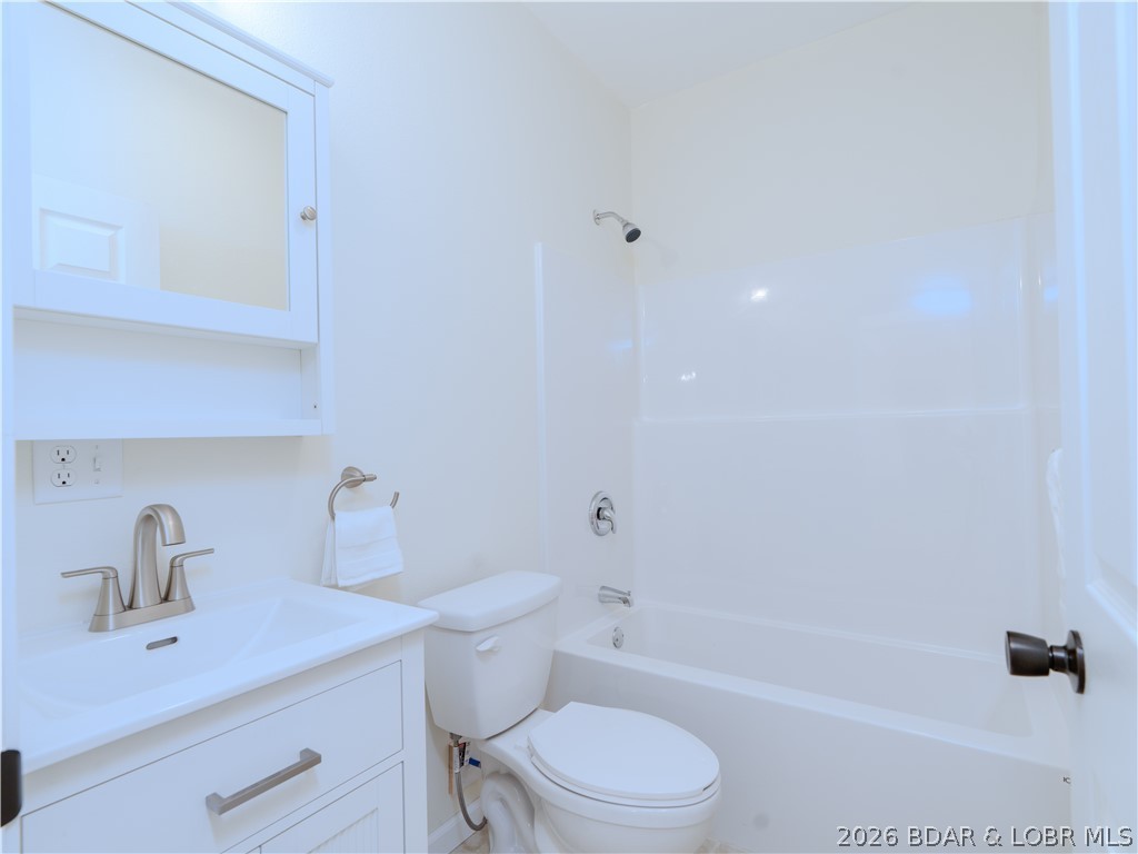 7 Oak Tree Lane Eldon, MO 65026 - Photo 34 of 59 Full guest bathroom