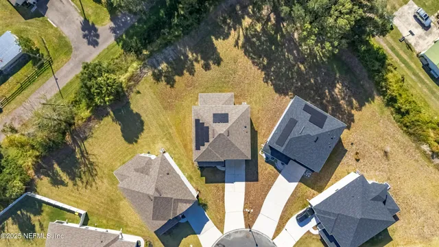 a view of a yard with a house