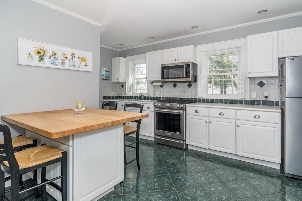 44 Pinewood Road Wellesley, MA 02482 - Photo 7 of 16
