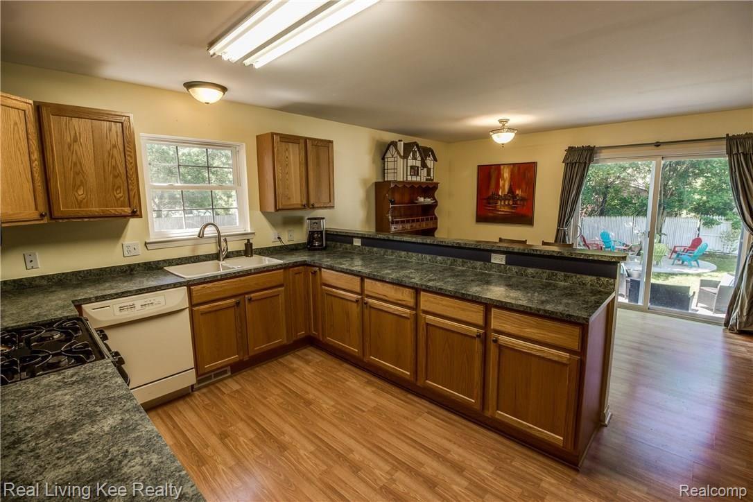 2690 Longview Avenue Rochester, MI 48307 - Photo 8 of 26 17 kitchen and dining.jpg