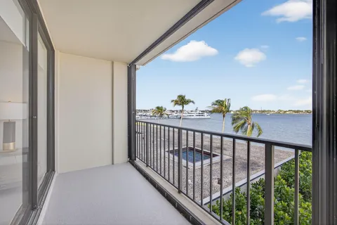$535,000 | 130 Lakeshore Drive, Unit 323, North Palm Beach, FL 33408