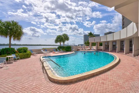 $535,000 | 130 Lakeshore Drive, Unit 323, North Palm Beach, FL 33408