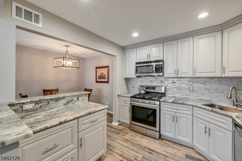 430 Poets Way Mahwah, NJ 07430 - Photo 12 of 25