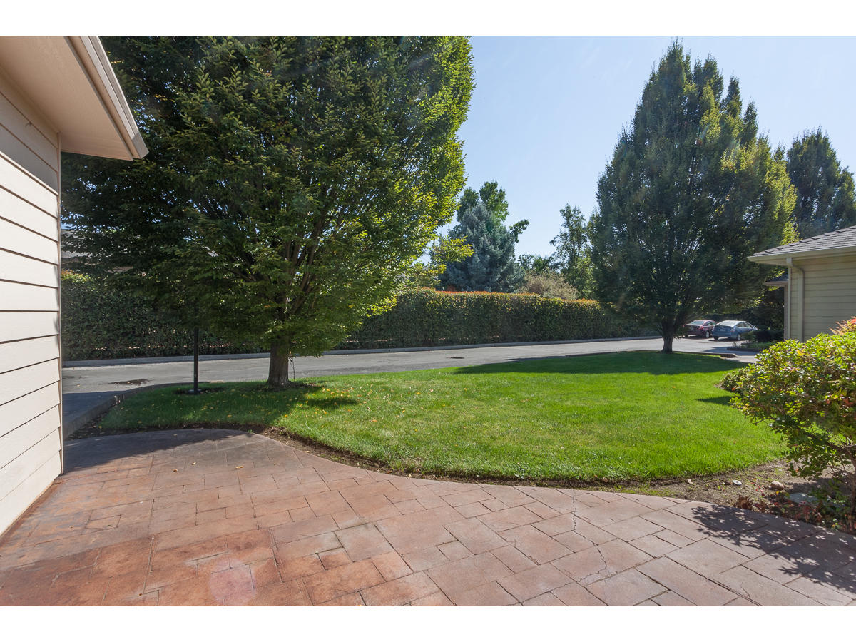 2398 Springbrook Road, Unit 10 Medford, OR 97504 - Photo 4 of 26 0004