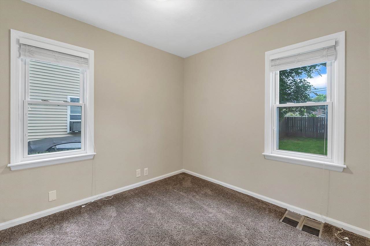 710 Clinton Street Flint, MI 48507 - Photo 16 of 27 50045943-15.JPG
