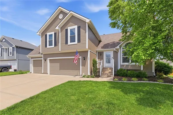 $424,900 | 507 River Birch Road, Raymore, MO 64083