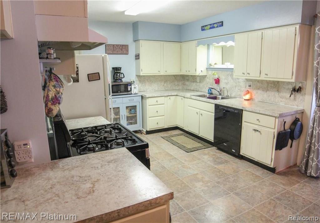 923 East Jolly Road Lansing, MI 48910 - Photo 8 of 21
