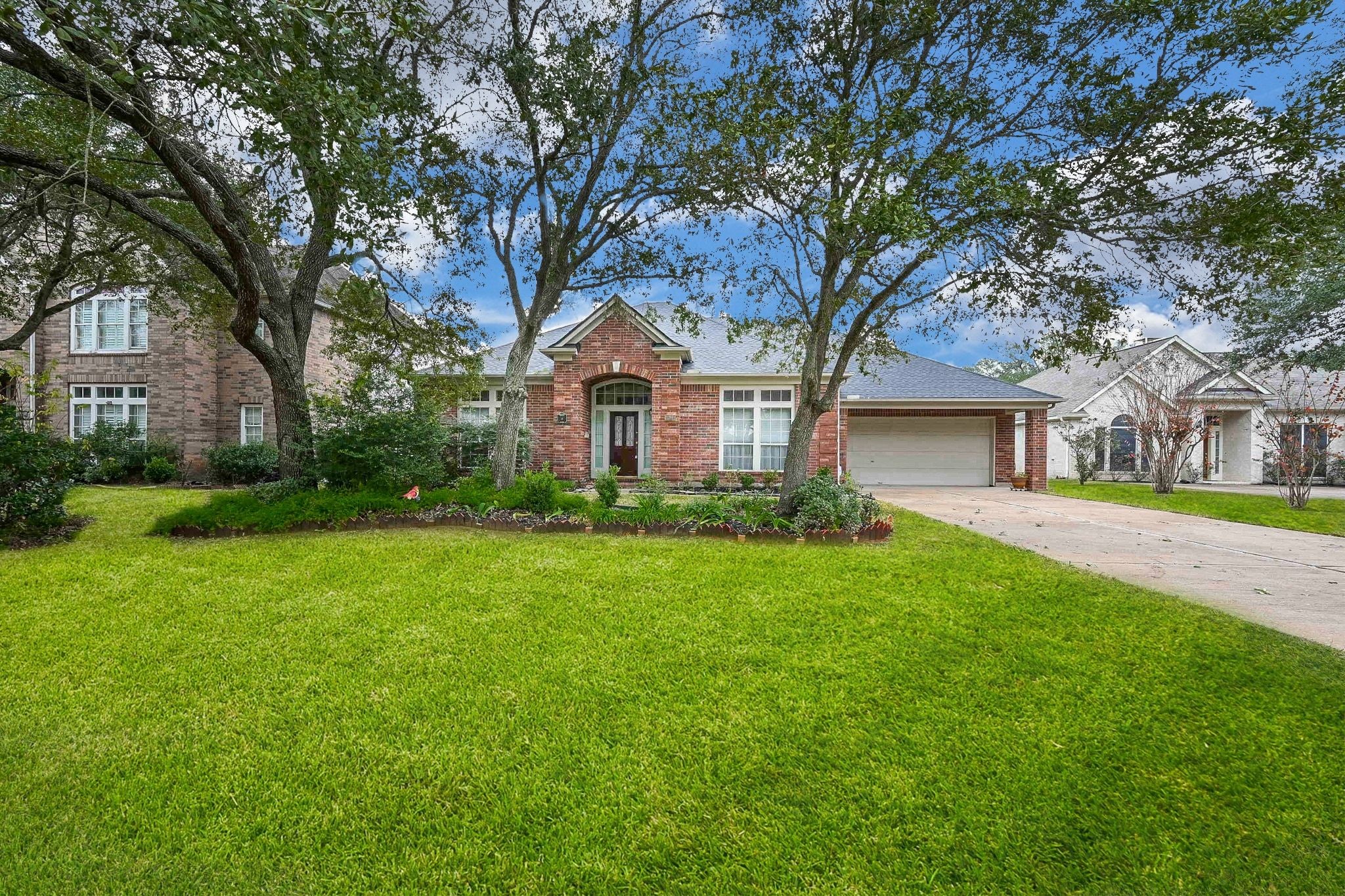 18 Crest Gate Houston, TX 77082 - Photo 2 of 46 a front view of a house with garden
