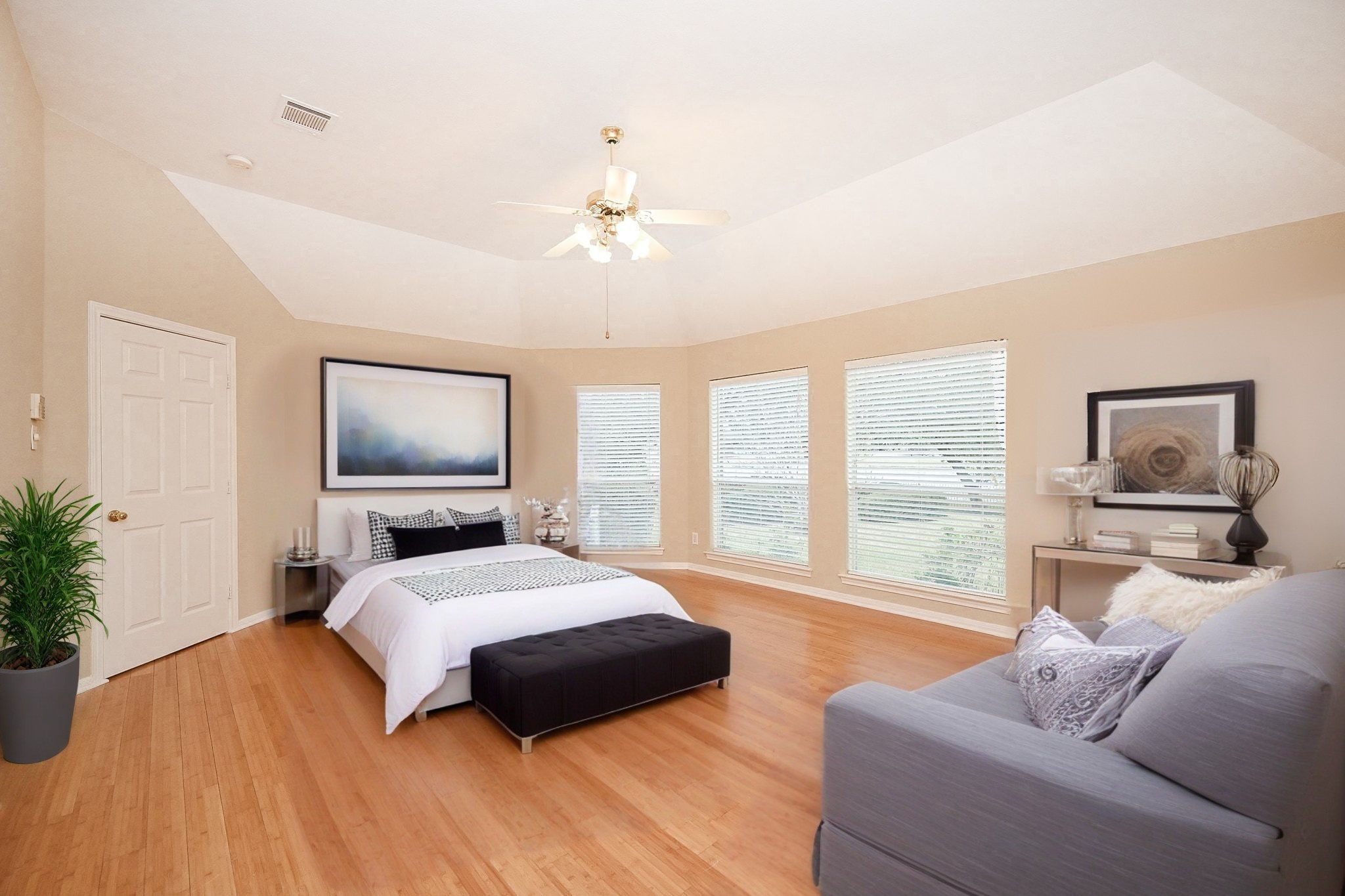 18 Crest Gate Houston, TX 77082 - Photo 4 of 46 a bedroom with a bed and a large window