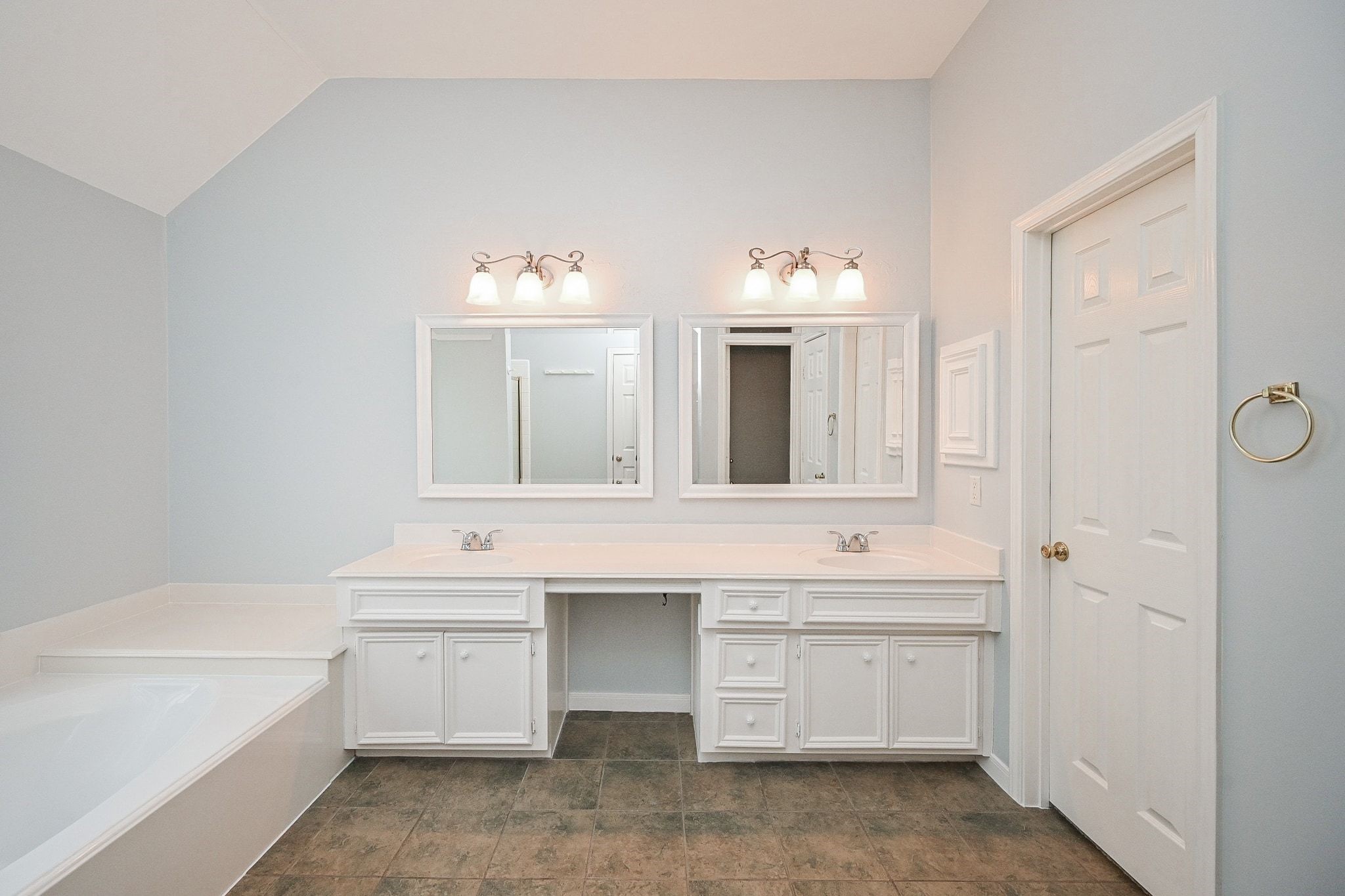 18 Crest Gate Houston, TX 77082 - Photo 5 of 46 a bathroom with a sink vanity tub and a mirror