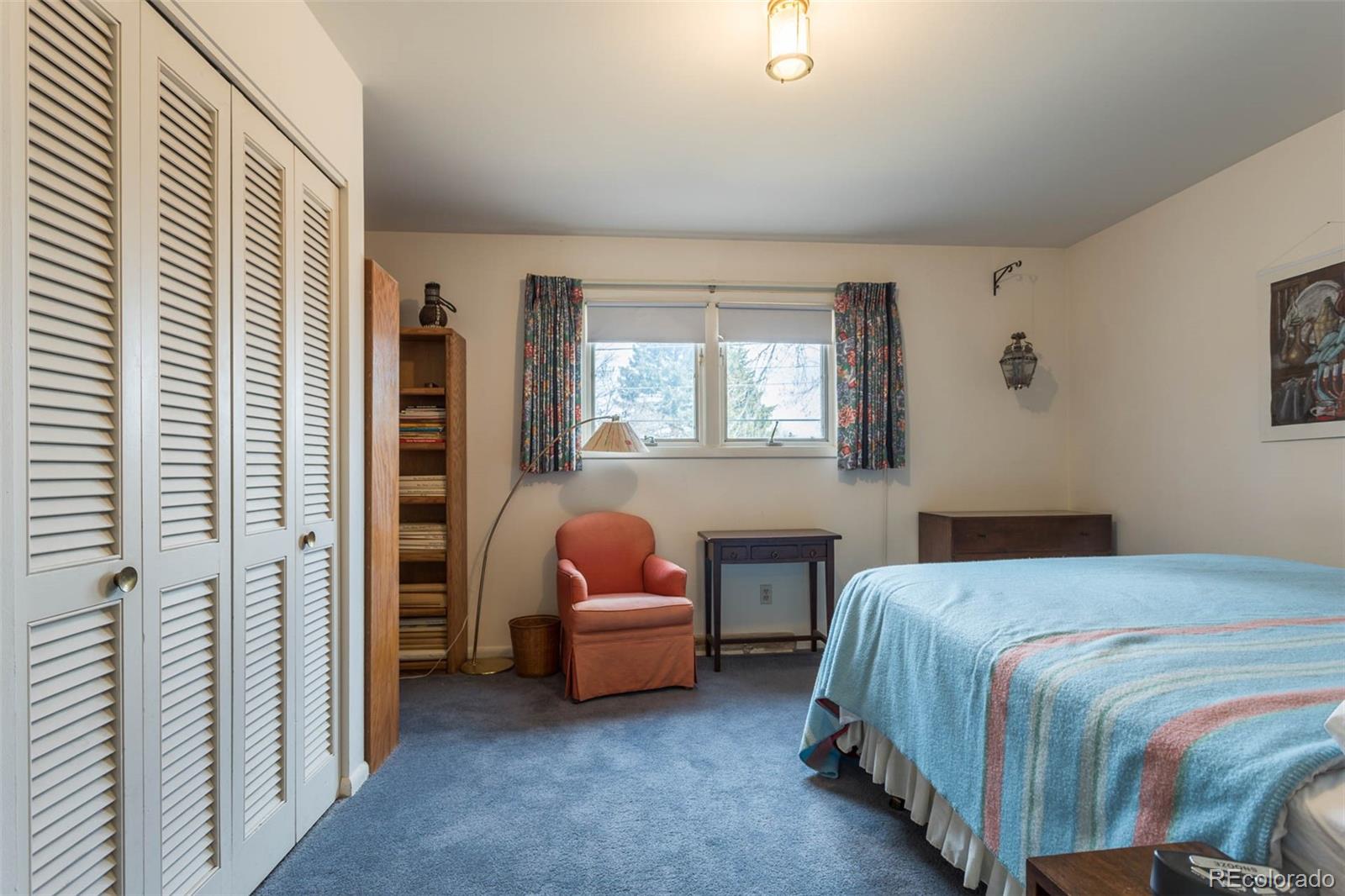 870 Willowbrook Road Boulder, CO 80302 - Photo 17 of 30 a bedroom with two beds and a couch