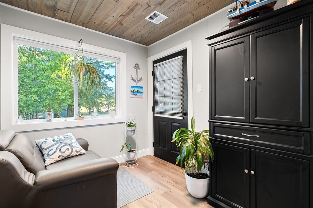 25 Lakeview Drive Wareham, MA 02538 - Photo 26 of 31 a living room with furniture