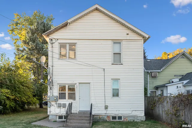 $95,000 | 1423 Pershing Boulevard, Clinton, IA 52732