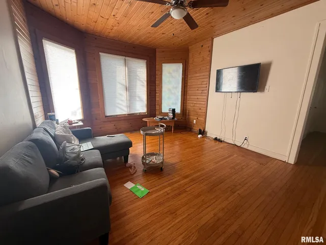 $95,000 | 1423 Pershing Boulevard, Clinton, IA 52732