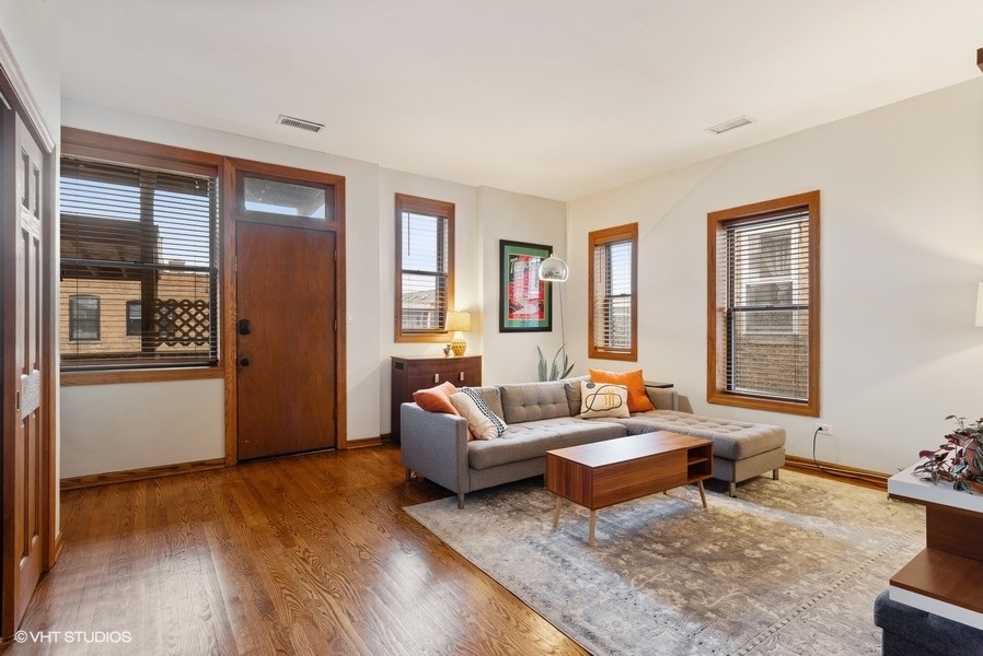4070 North Sheridan Road, Unit 3 Chicago, IL 60613 - Photo 12 of 21 a living room with furniture and wooden floor