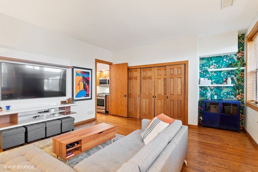 4070 North Sheridan Road, Unit 3 Chicago, IL 60613 - Photo 14 of 21 a living room with furniture and a flat screen tv