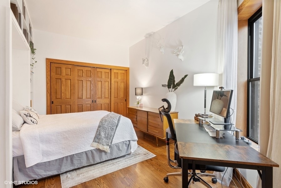 4070 North Sheridan Road, Unit 3 Chicago, IL 60613 - Photo 17 of 21 a living room with a bed furniture and a window