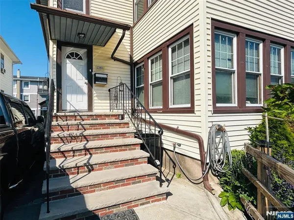 a view of entryway with a front door