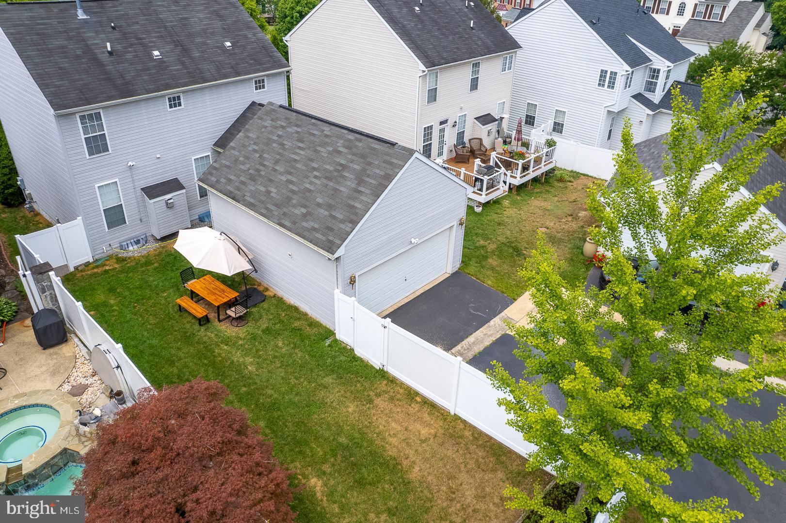 19504 Bowman Ridge Drive Germantown, MD 20874 - Photo 7 of 33 Nice flat backyard