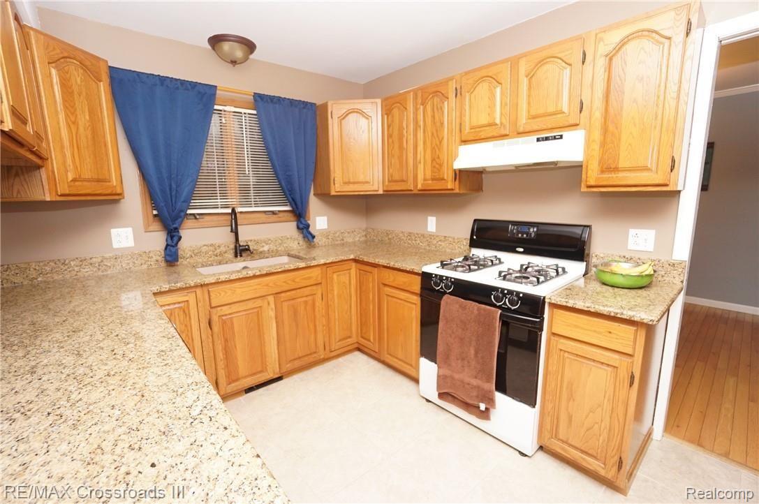 19248 Sumpter Road Belleville, MI 48111 - Photo 4 of 28 Kitchen3