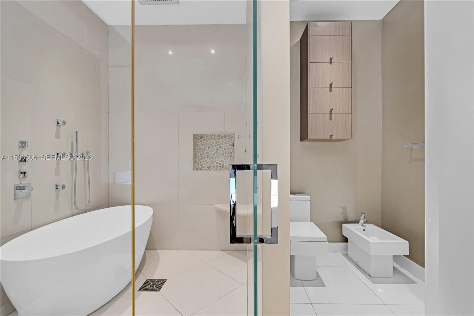 900 Brickell Key Boulevard, Unit 1002 Miami, FL 33131 - Photo 38 of 87