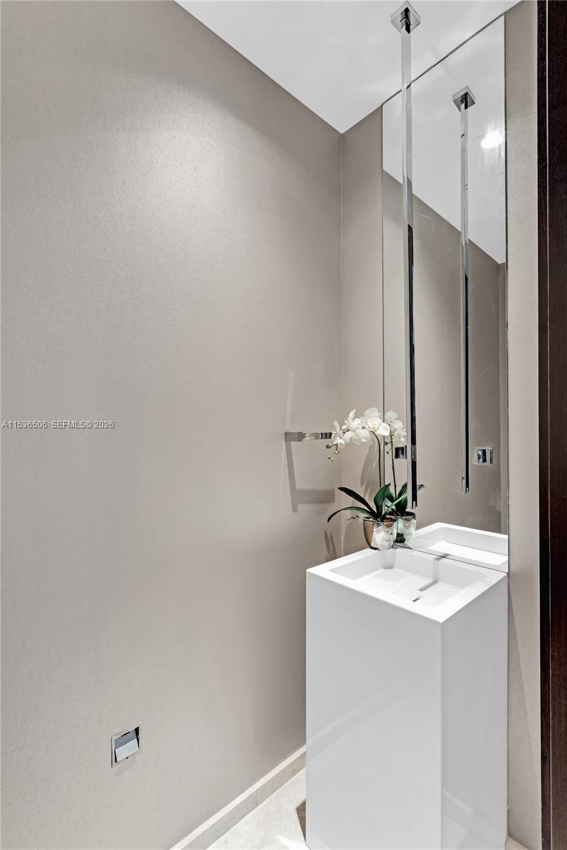 900 Brickell Key Boulevard, Unit 1002 Miami, FL 33131 - Photo 42 of 87