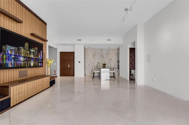 $3,890,000 | 900 Brickell Key Boulevard, Unit 1002, Miami, FL 33131