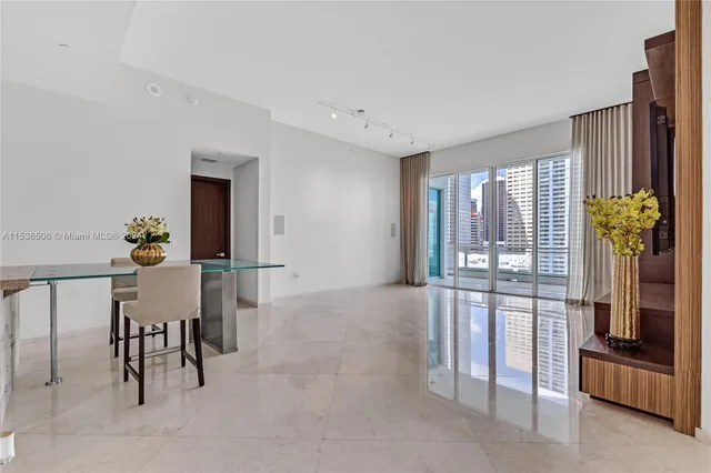 $3,890,000 | 900 Brickell Key Boulevard, Unit 1002, Miami, FL 33131