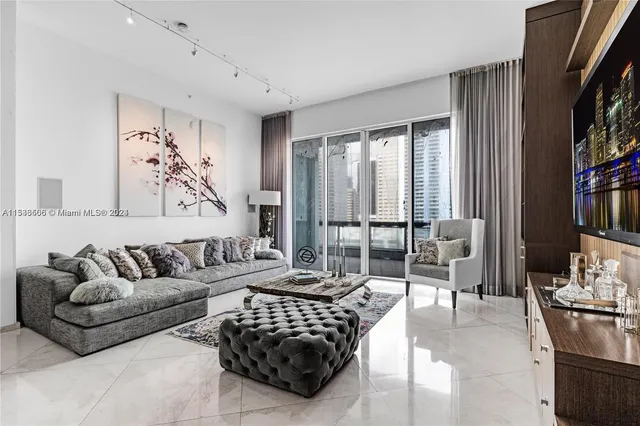 $3,890,000 | 900 Brickell Key Boulevard, Unit 1002, Miami, FL 33131