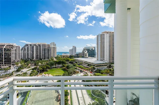 $3,890,000 | 900 Brickell Key Boulevard, Unit 1002, Miami, FL 33131