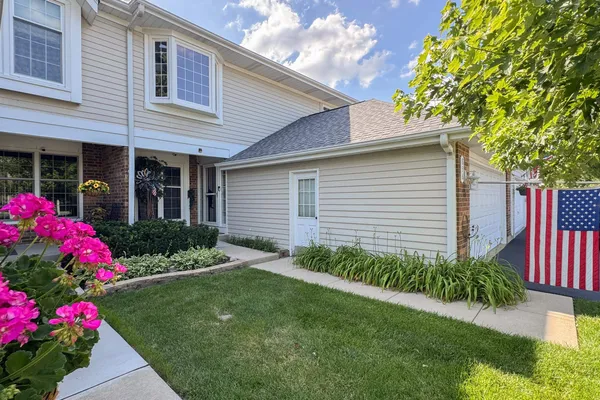 $325,000 | 836 Golf Course Road, Crystal Lake, IL 60014