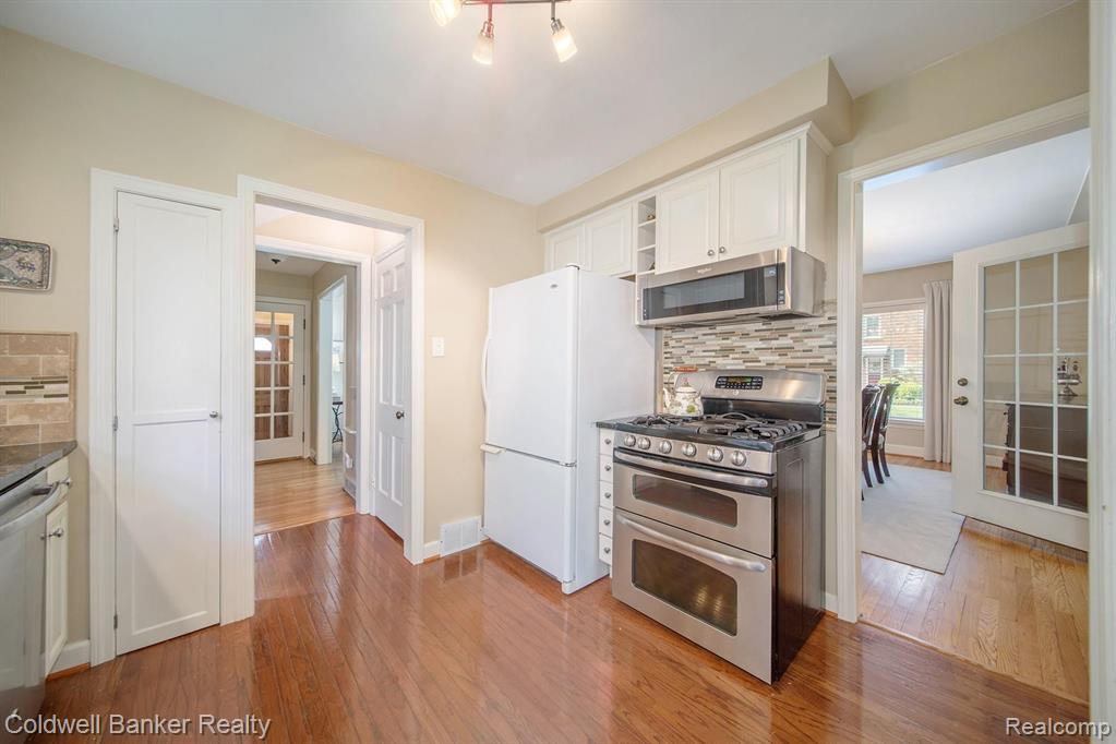 1760 Broadstone Road Grosse Pointe Woods, MI 48236 - Photo 7 of 29